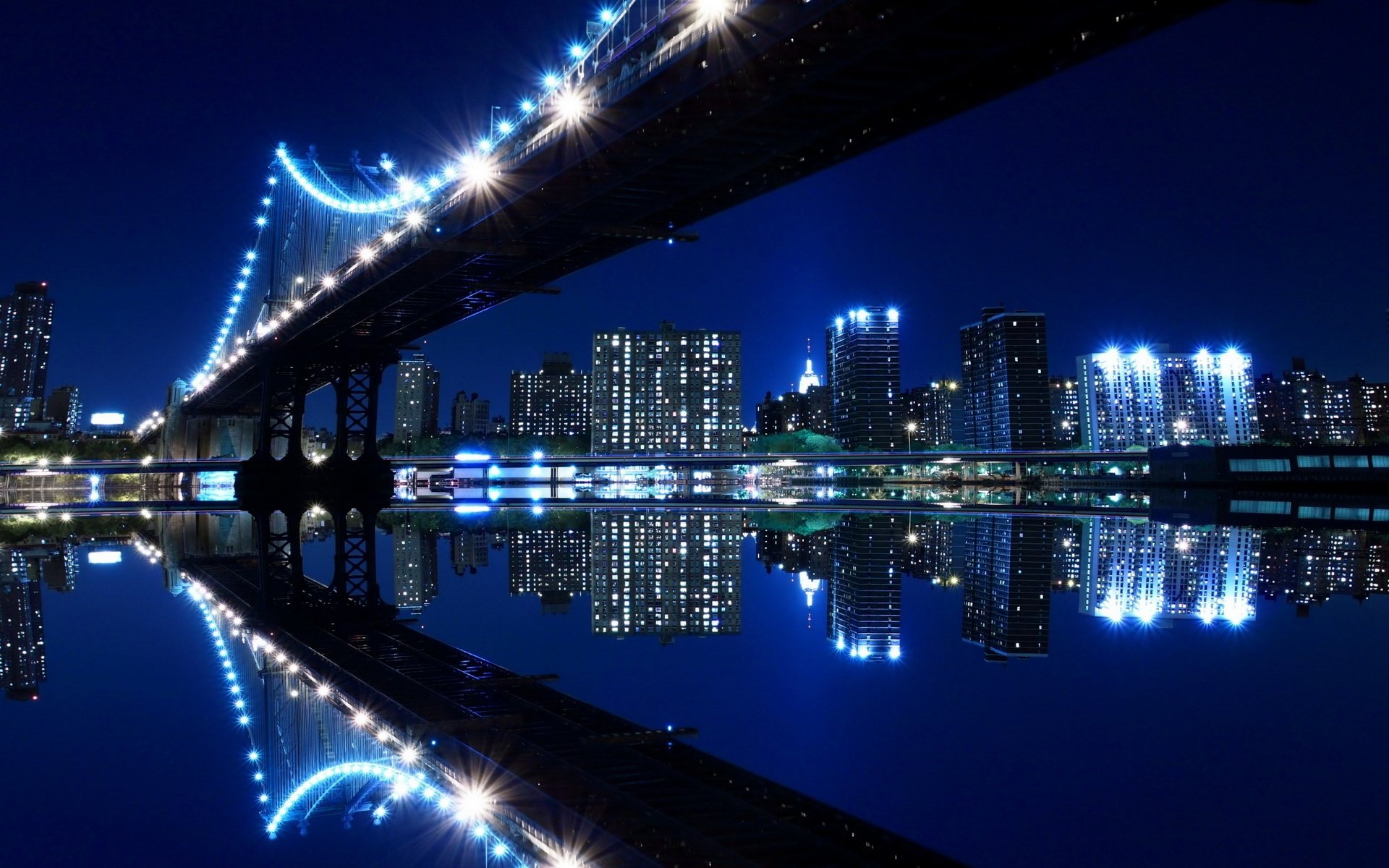 Ночной город и мост и зеркальное отражение в воде
