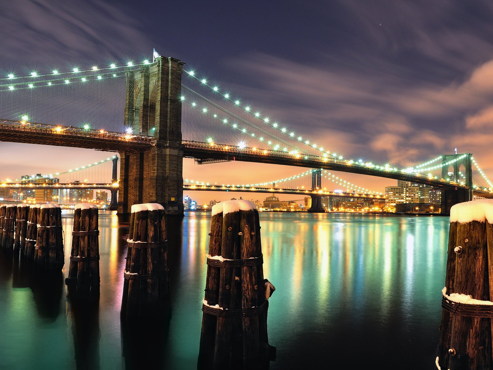 Ночное небо на фоне красивого моста Нью-Йорка