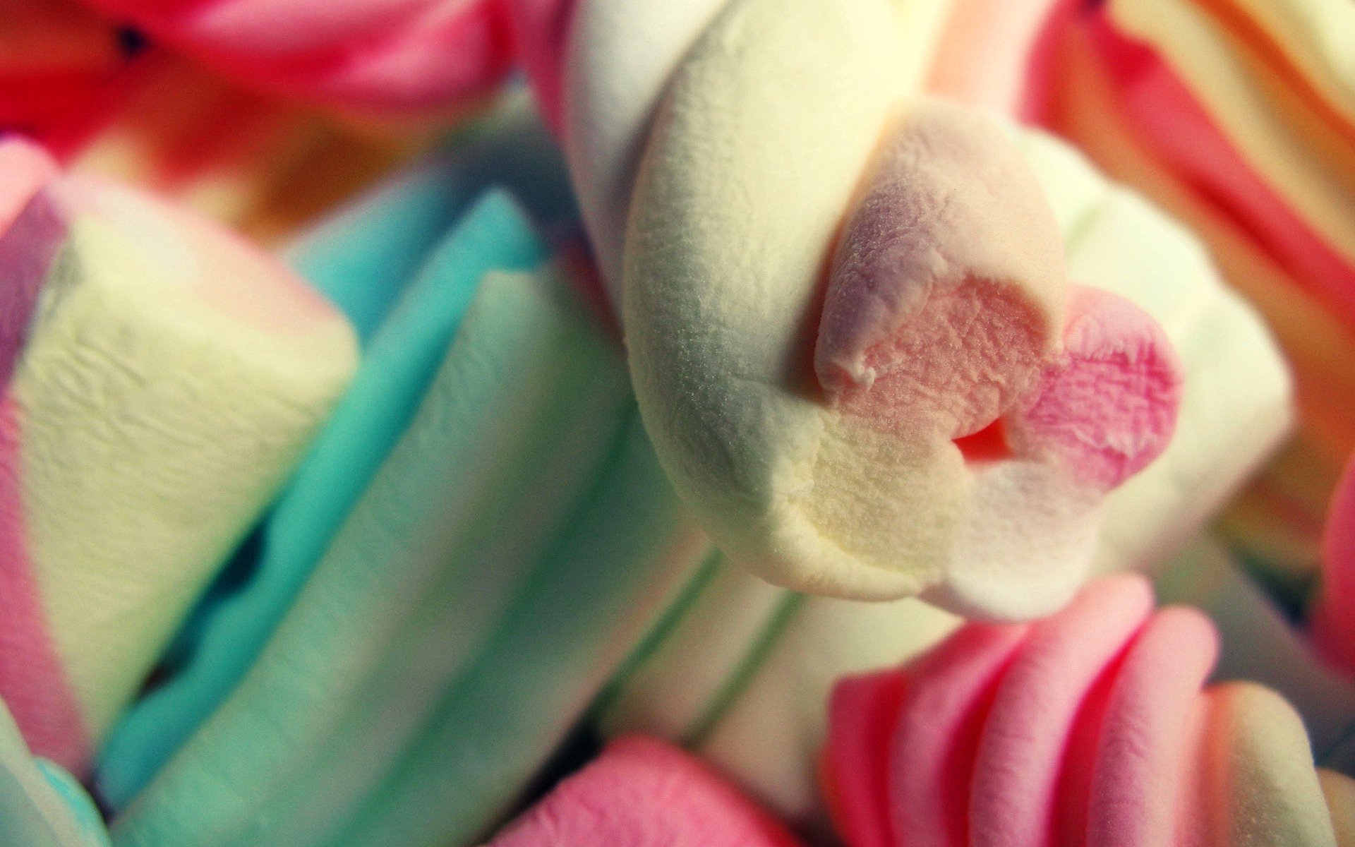 Макросъёмка воздушных разноцветных сладких палочек маршмэллоу