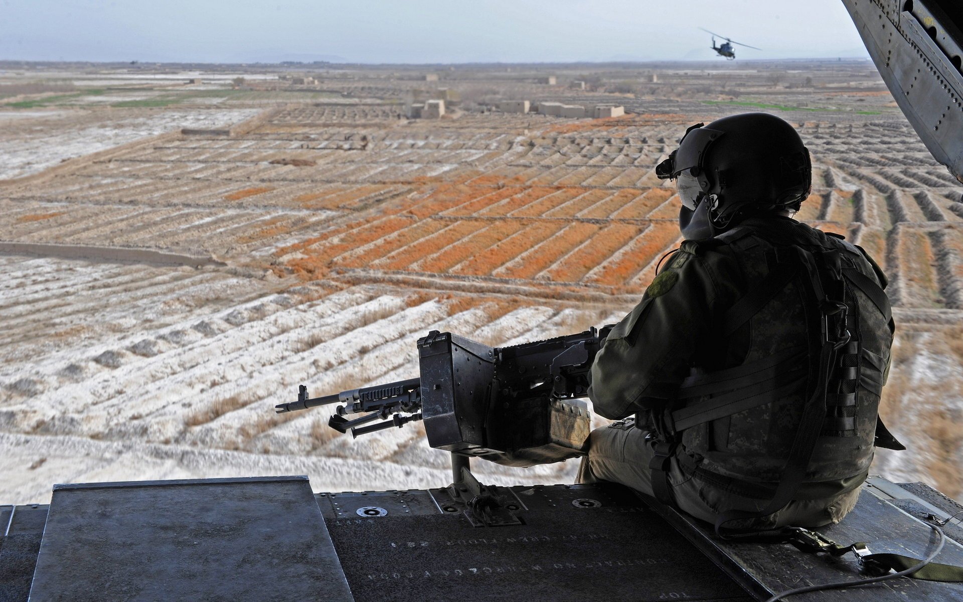 Солдат с пулеметом смотрящий в горизонт