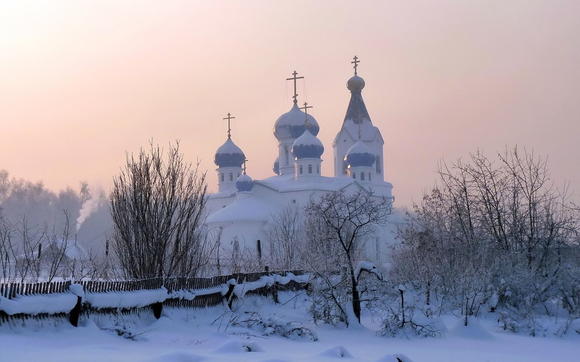 Зимняя церковь в утренней дымке