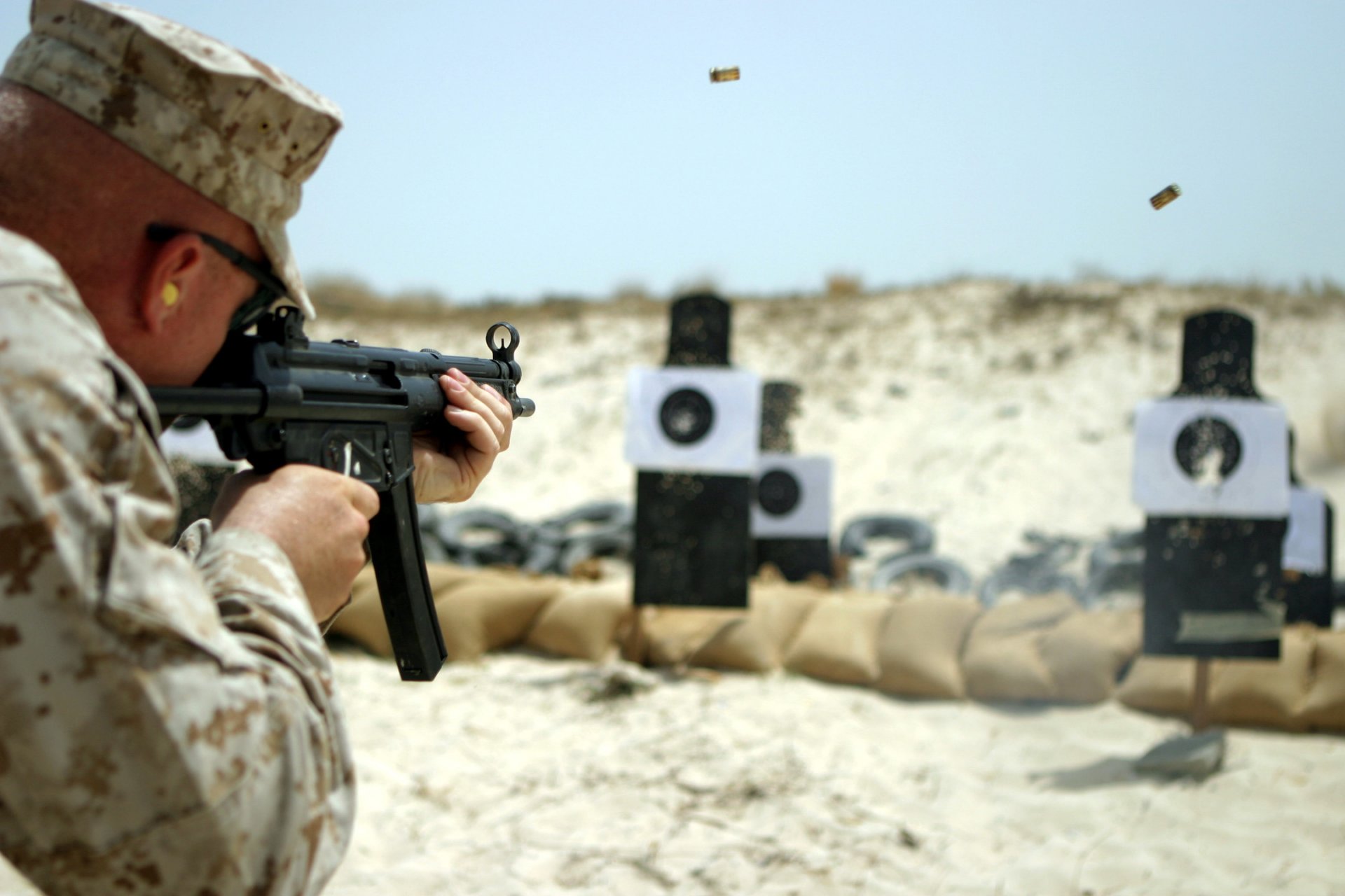 Солдат целится в мишень на стрелкоаом поле