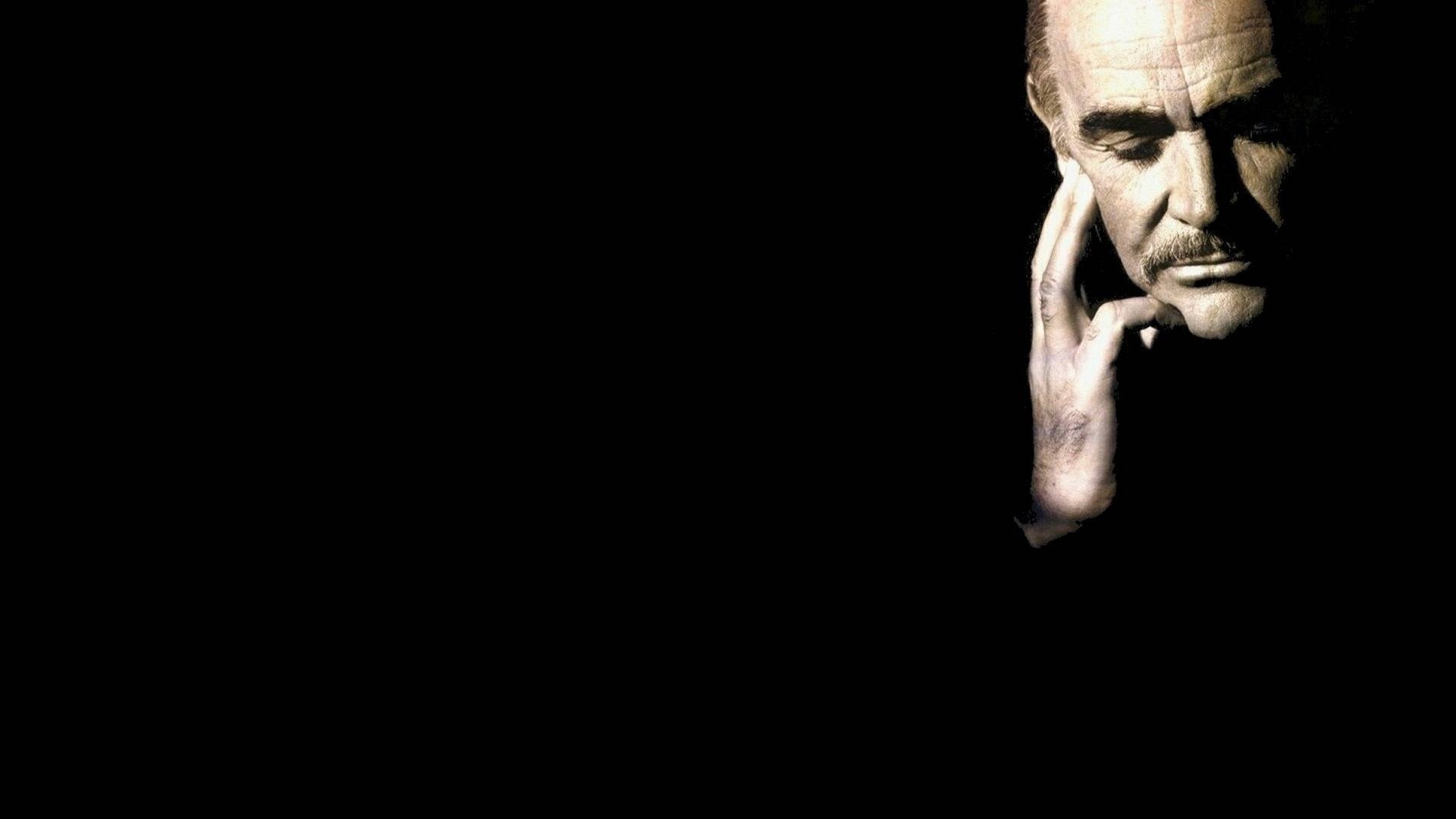 Портрет актёра Шон Коннери на чёрном фоне
