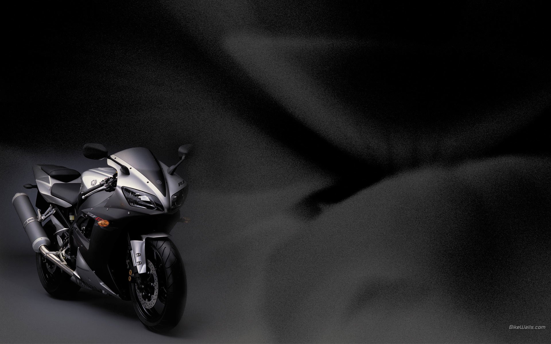 Стильный серебристый мотоцикл на тёмном фоне