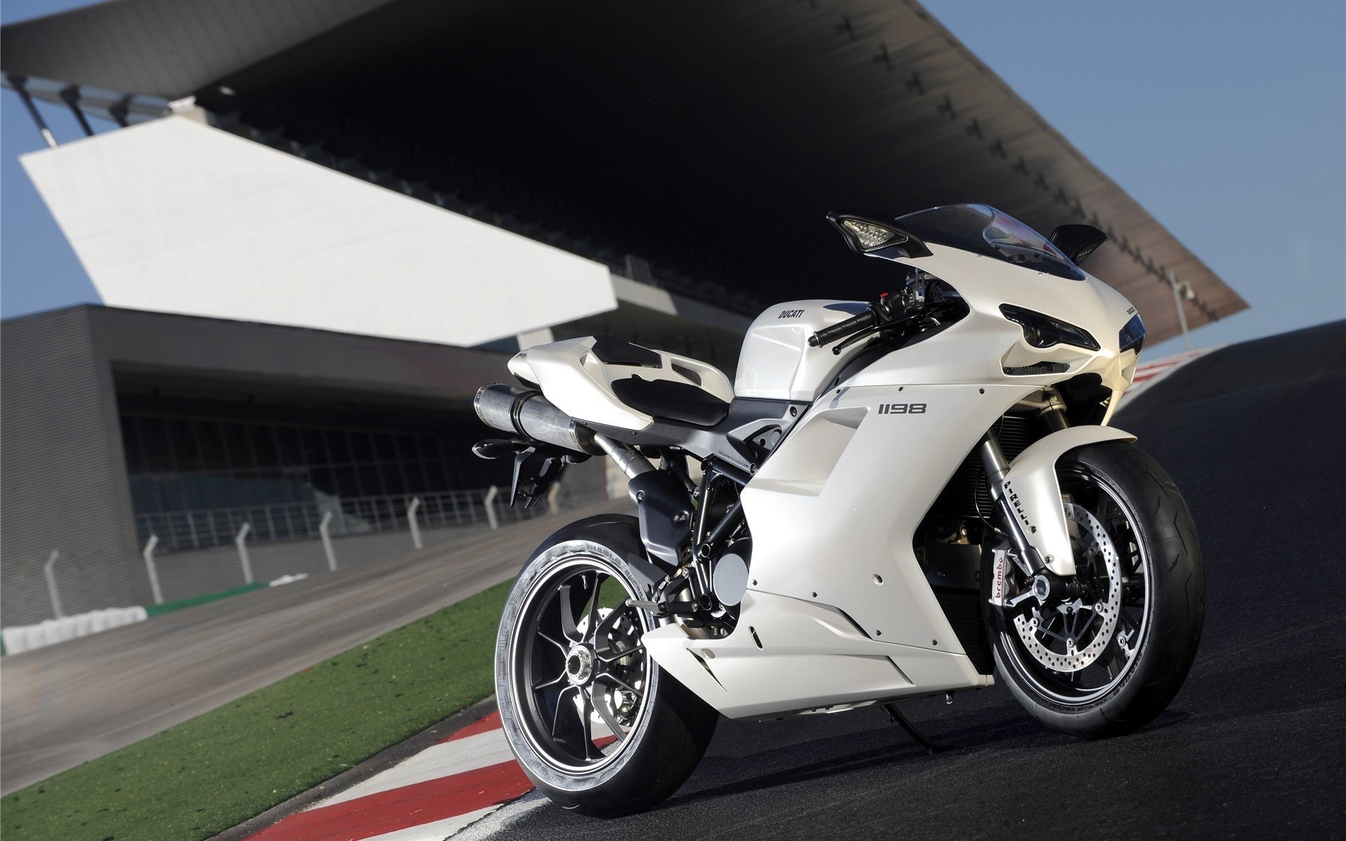 Ducati 1198 sportbike белый