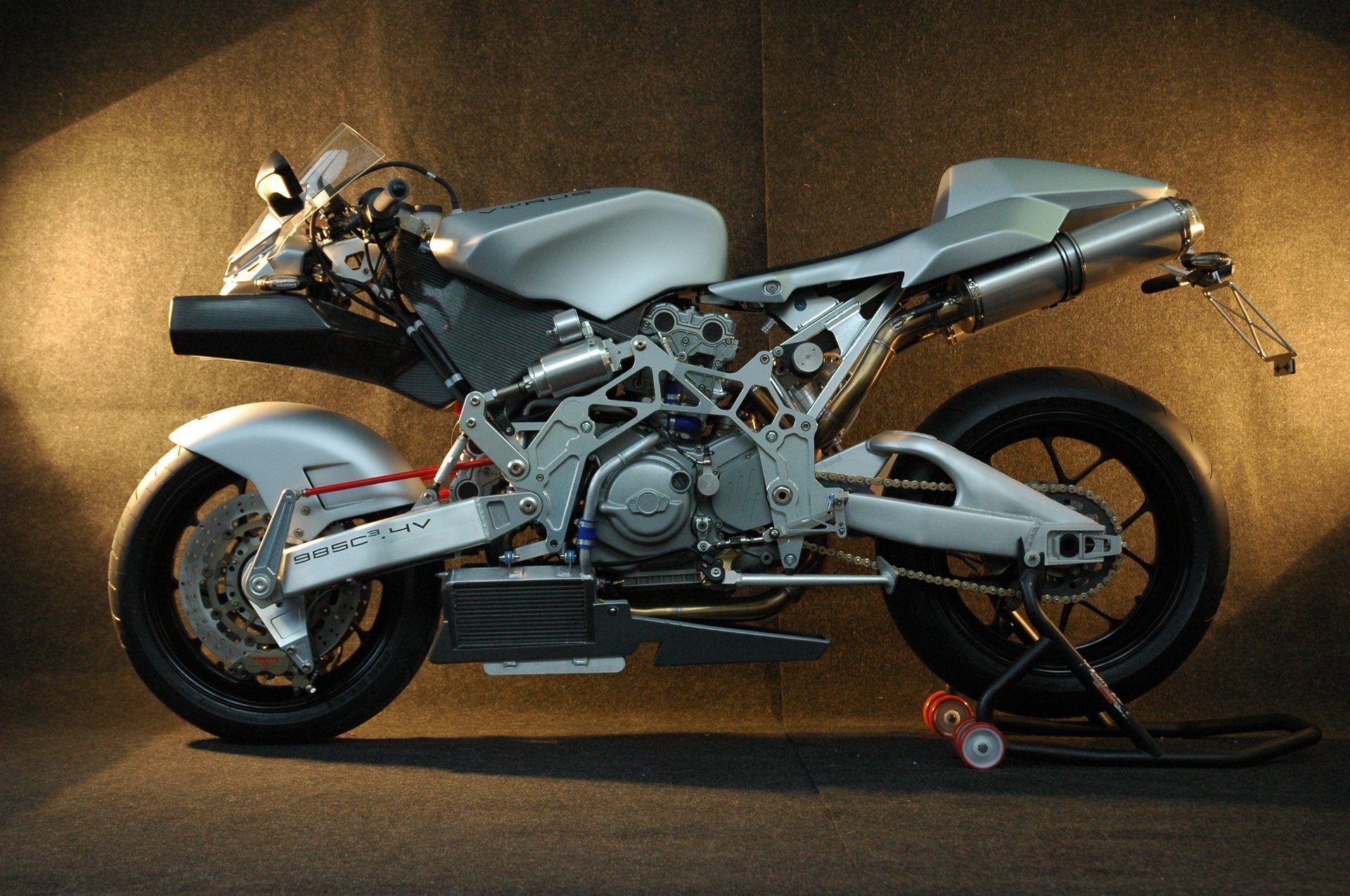 Серый мотоцикл на коричневом фоне