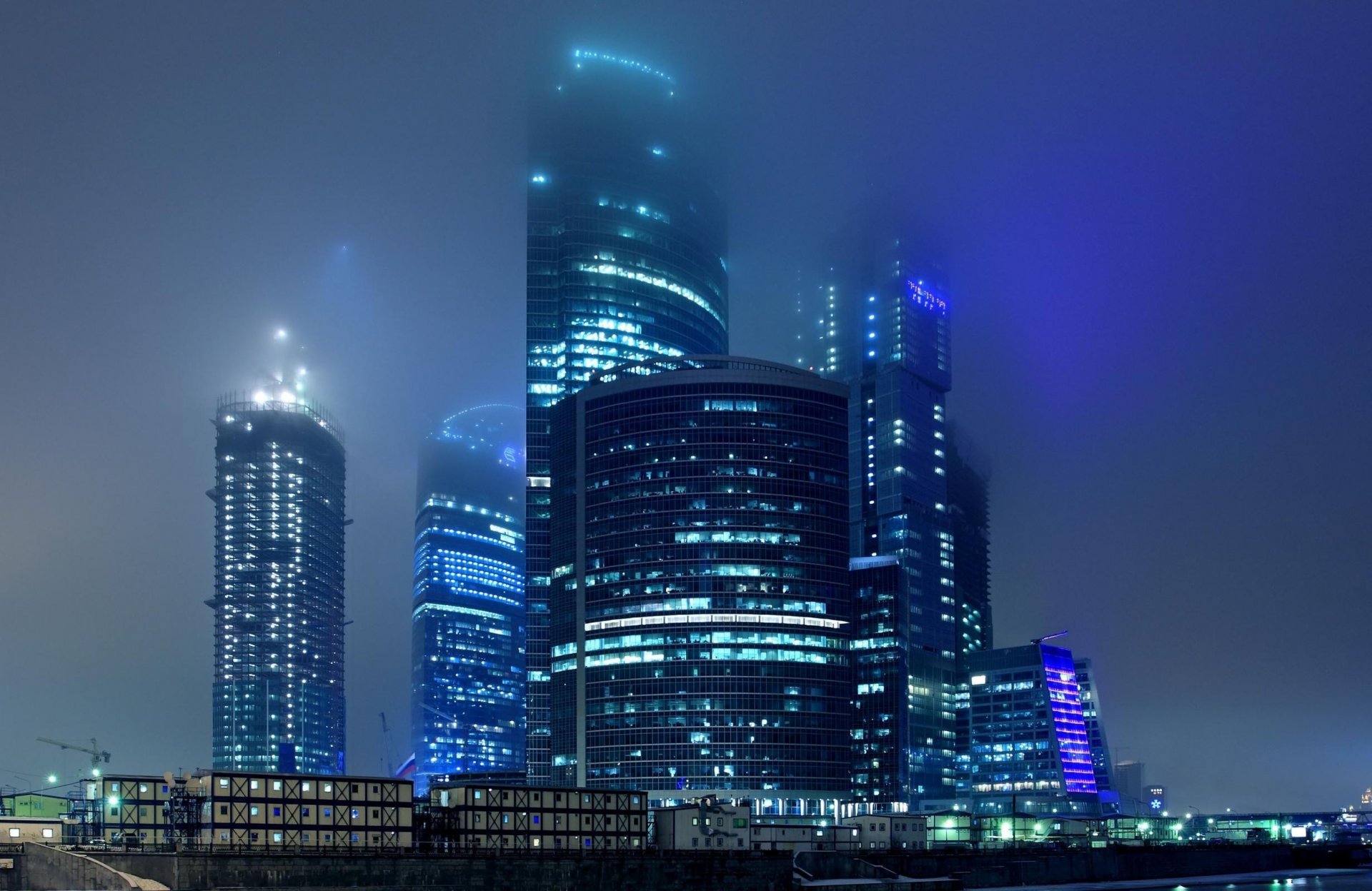 Ночные небоскрёбы Москвы горящие огнями в тумане