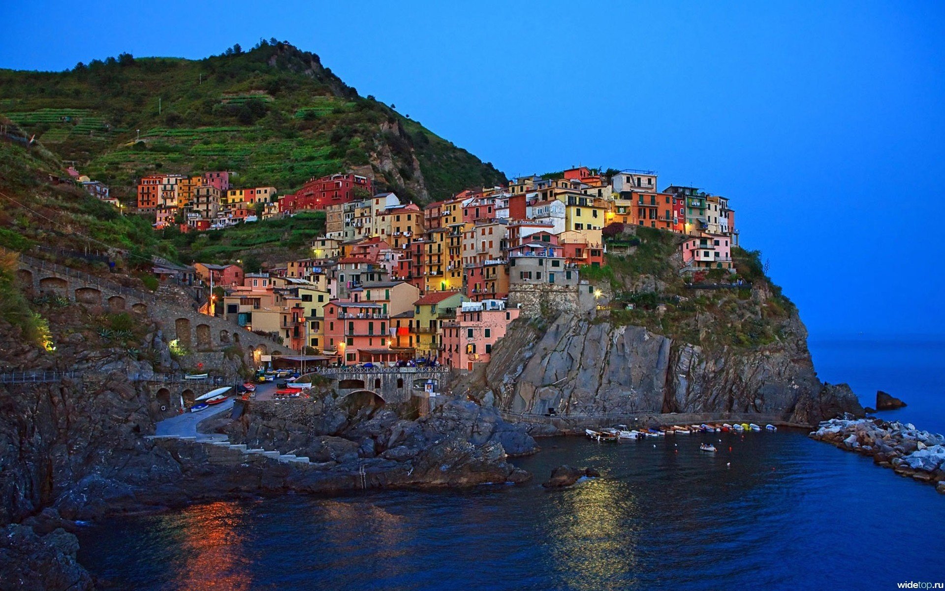 Разноцветные дома италии на скалах