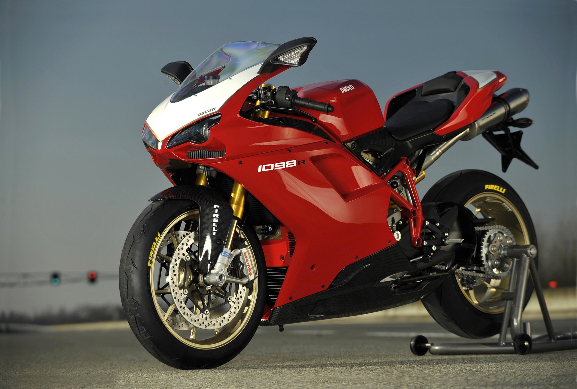Красный мотоцикл 1098r ducati
