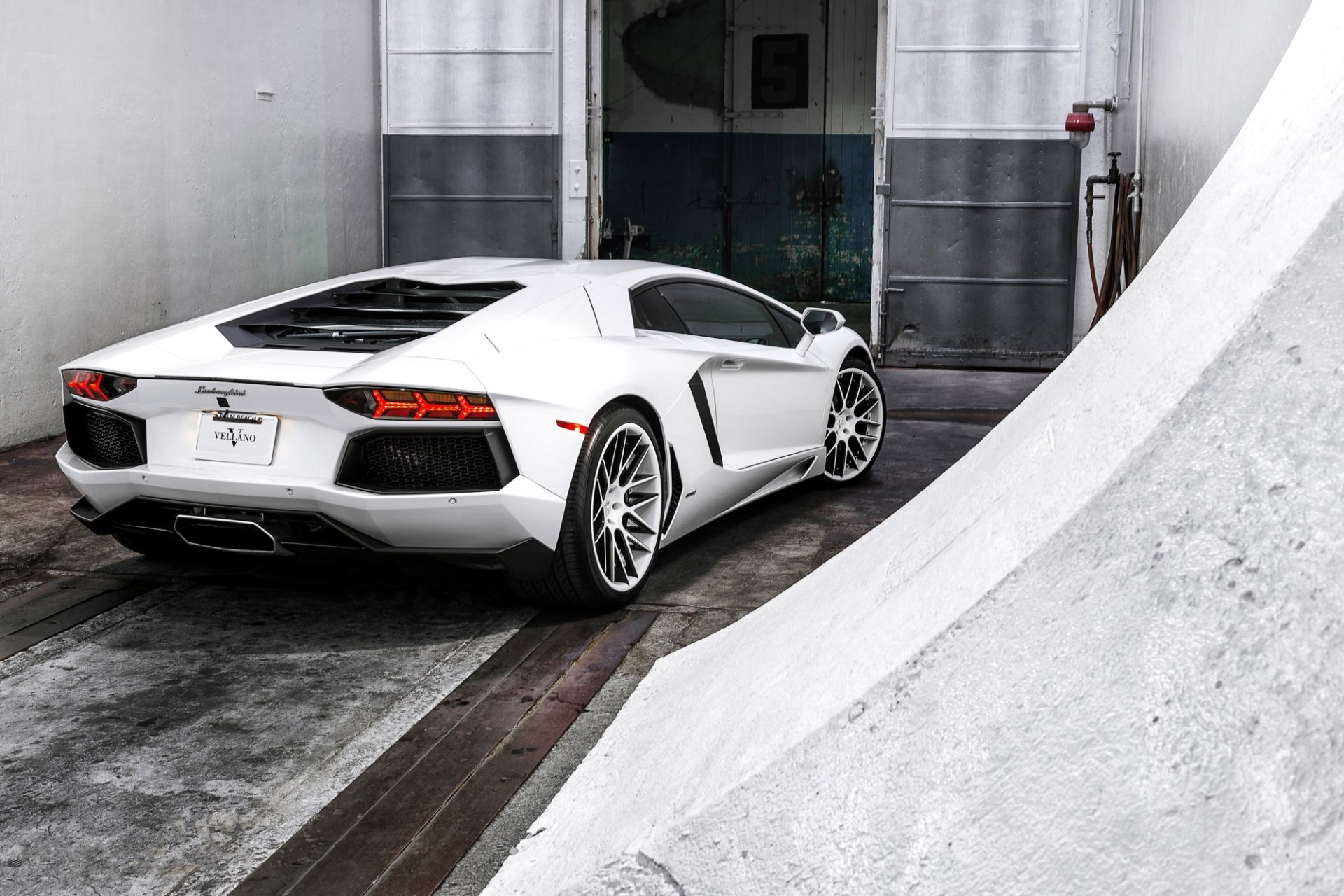 белый спортивный автомобиль Lamborghini Aventador white sports car бесплатно