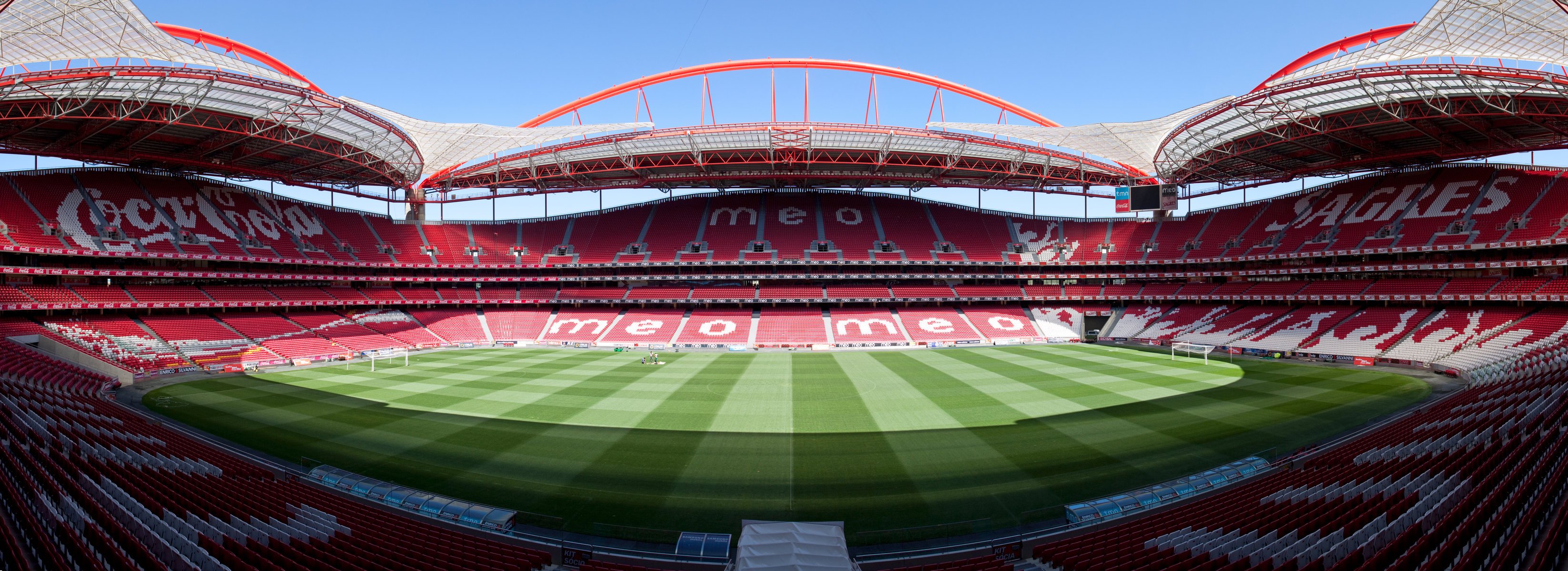 Новое зеленое поле на стадионе в Португалии