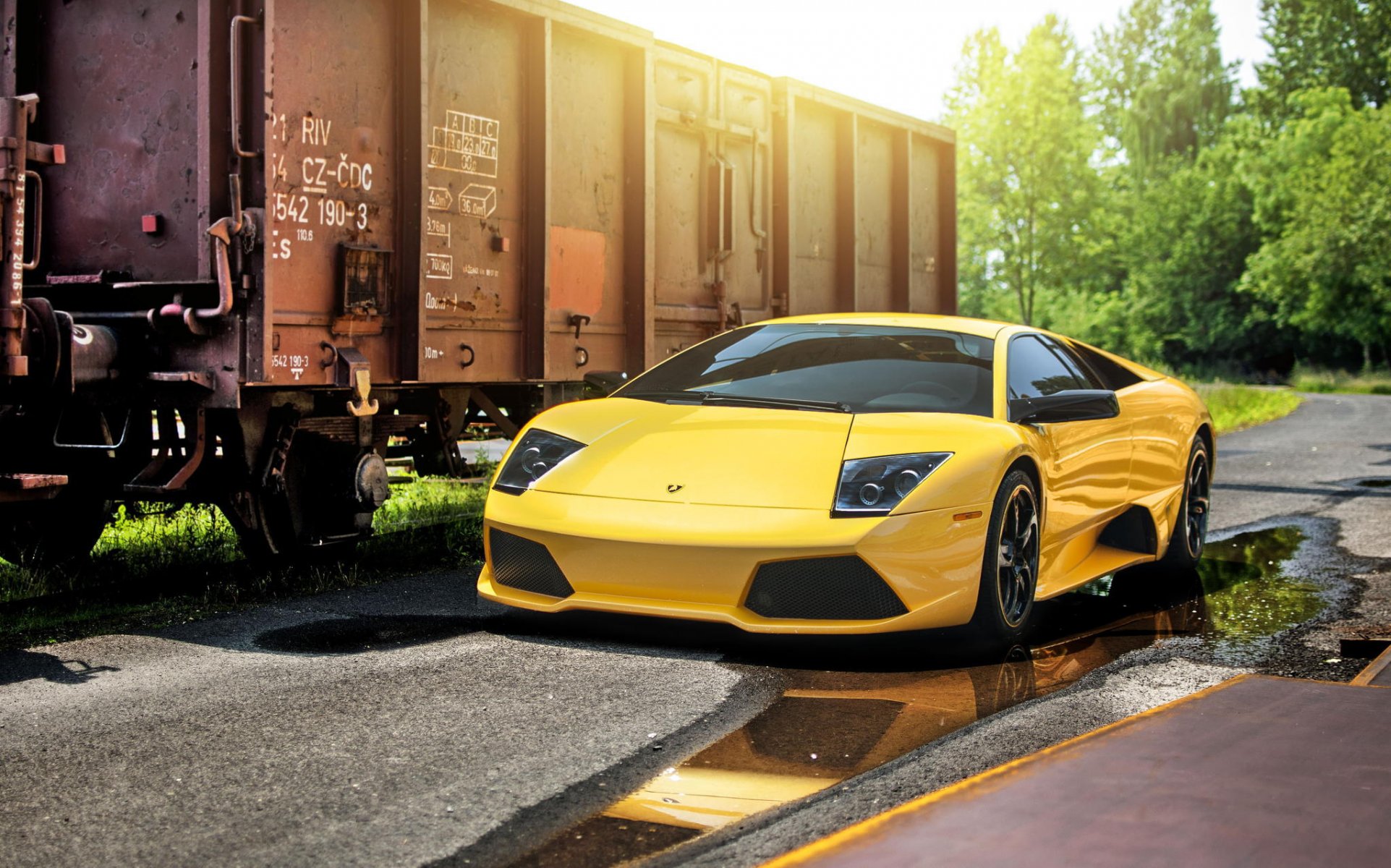 желтая Lamborghini бесплатно