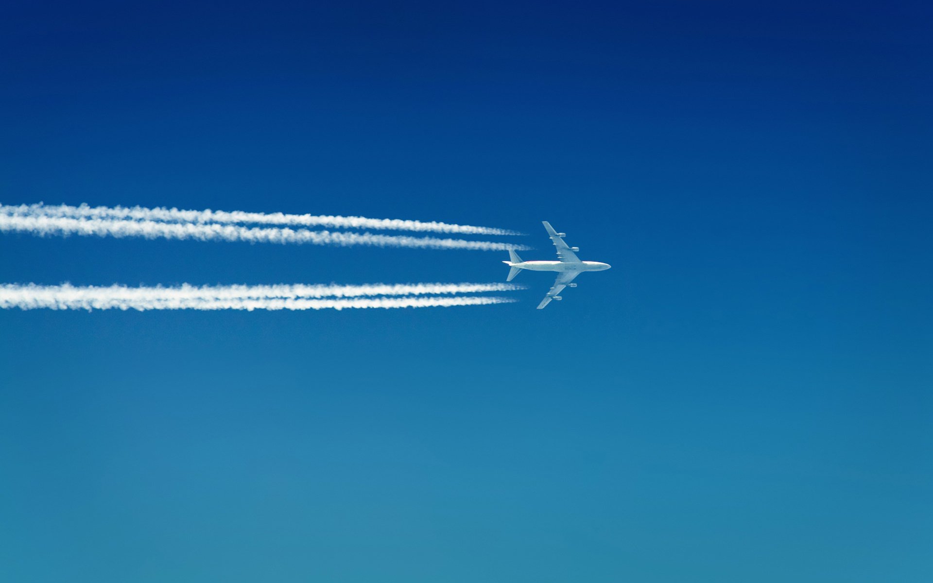 Гражданский самолет и его след в небе