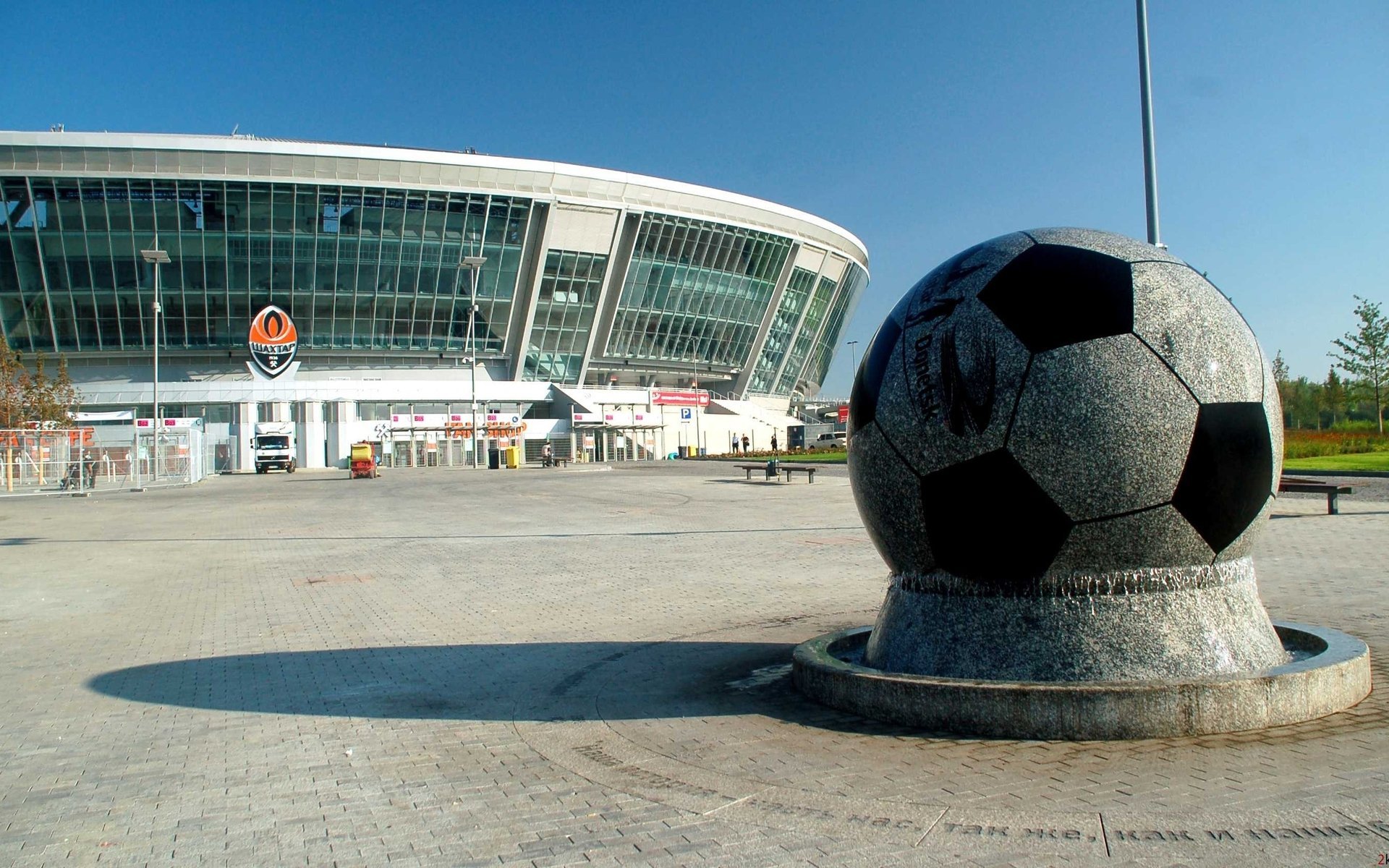 Памятник мячу на фоне стадиона