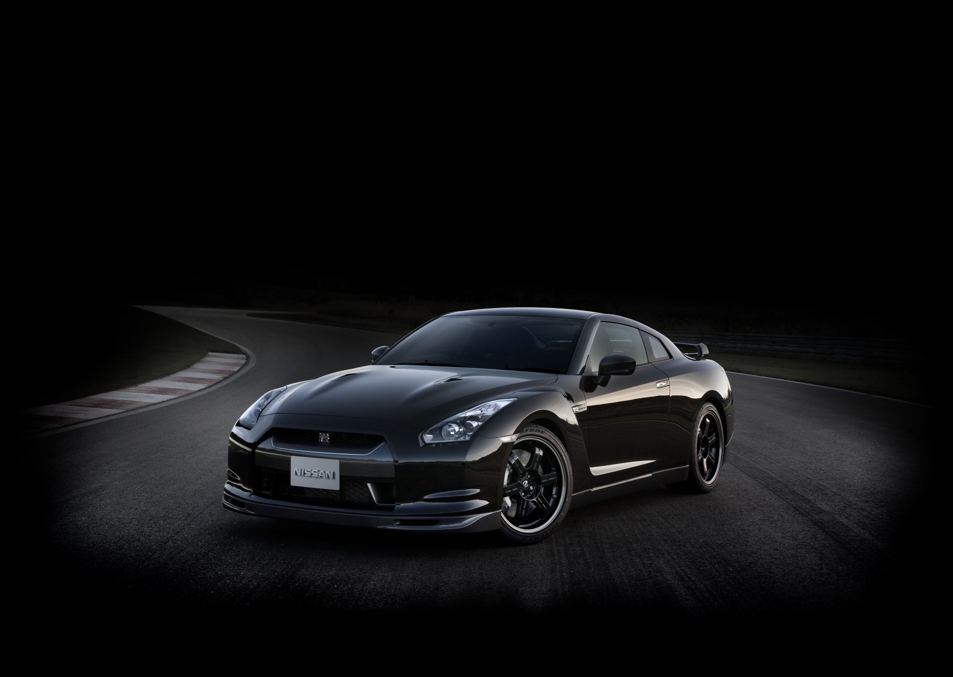 черный автомобиль знак Nissan GT-R скачать
