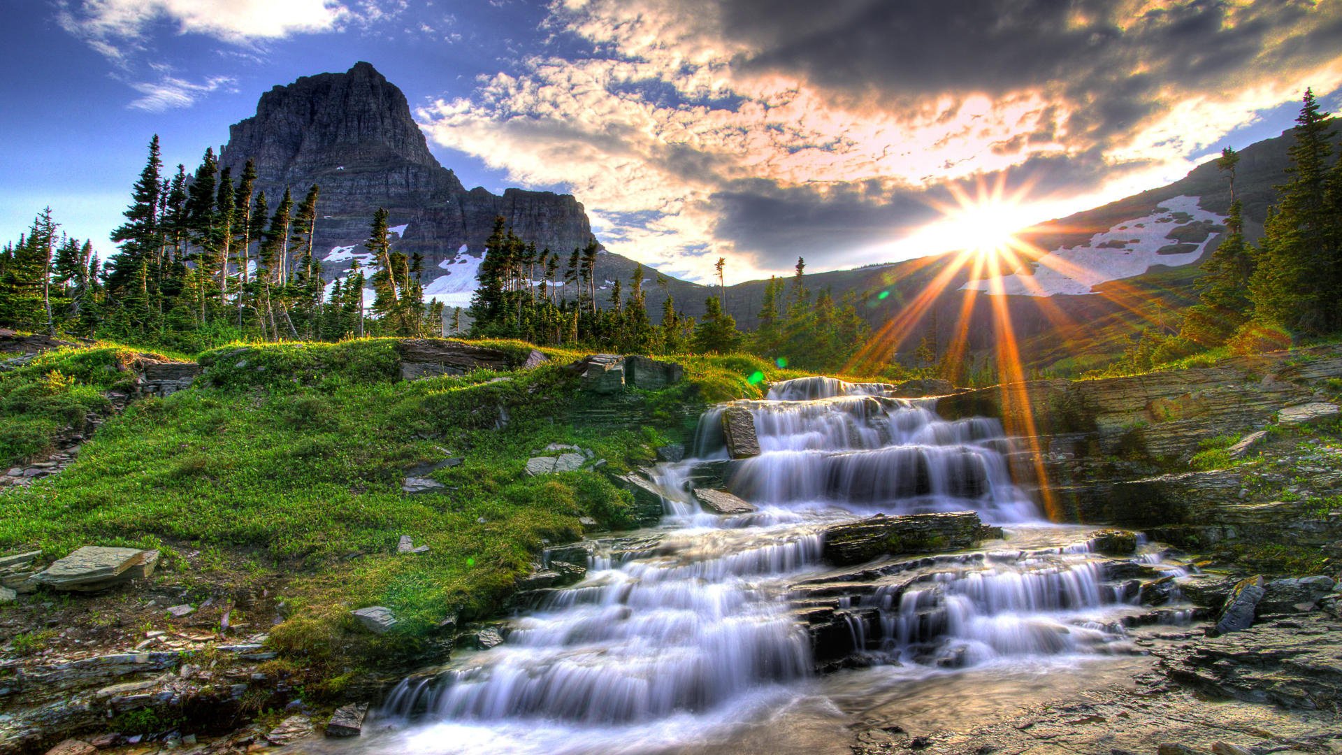 Горный пейзаж со скалистым водопадом