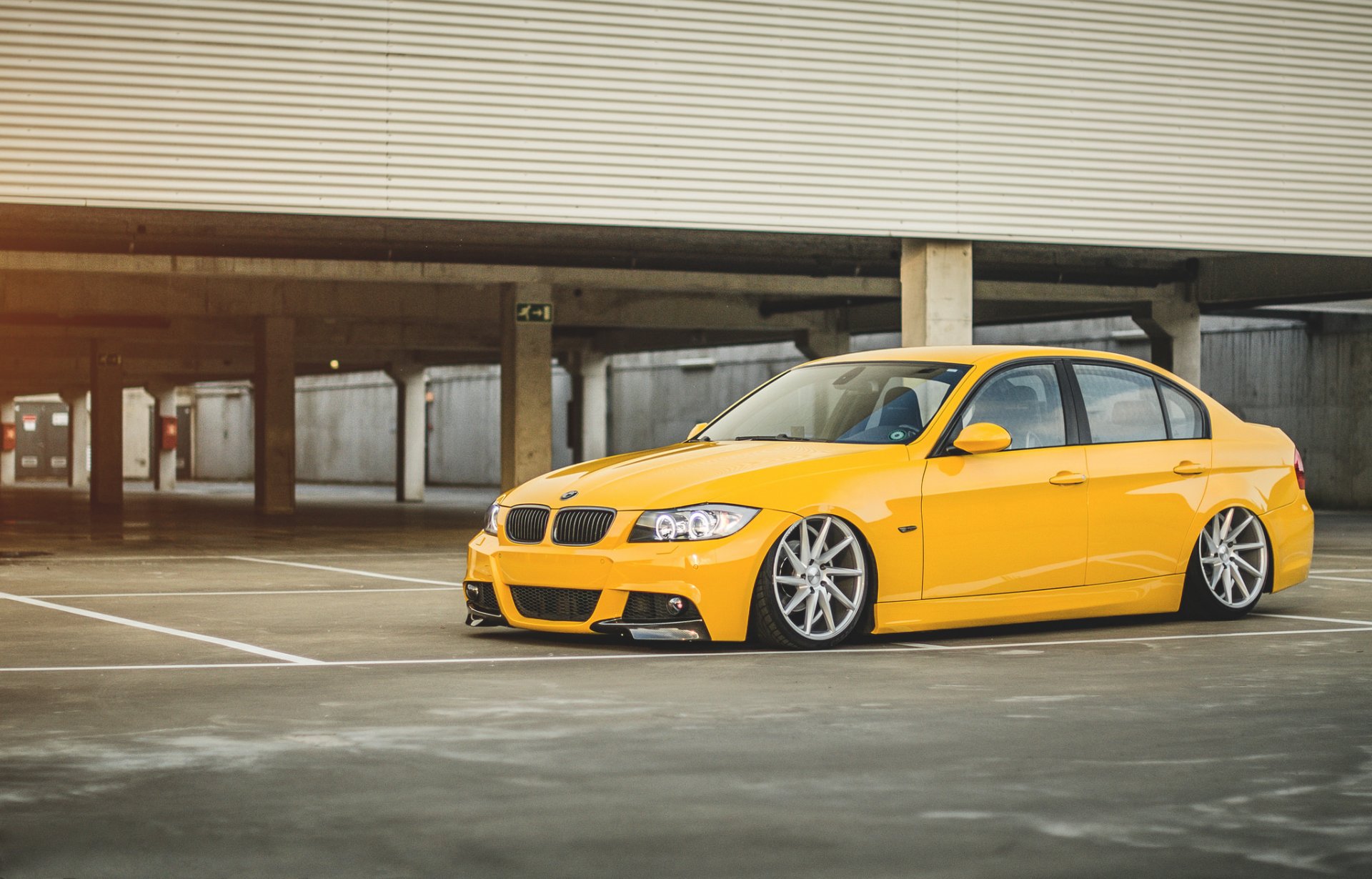 BMW M5 Желтая бесплатно