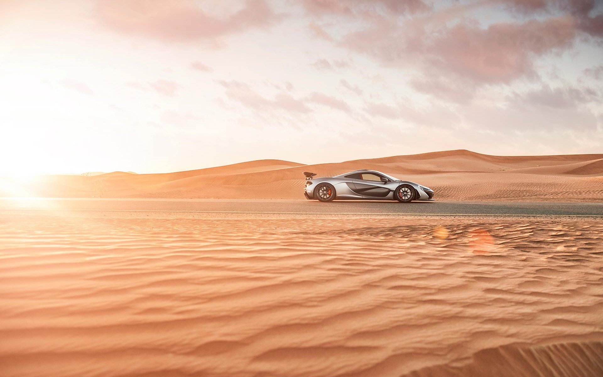 McLaren пустыня закат скачать