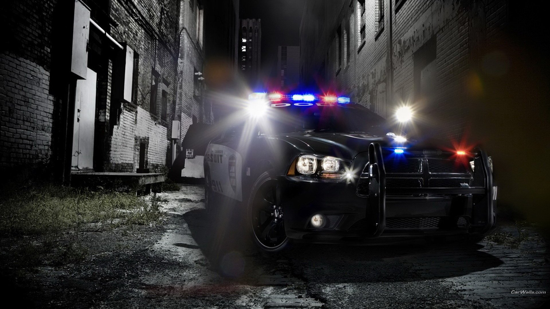Полицейский автомобиль с мигалкой в ночное время