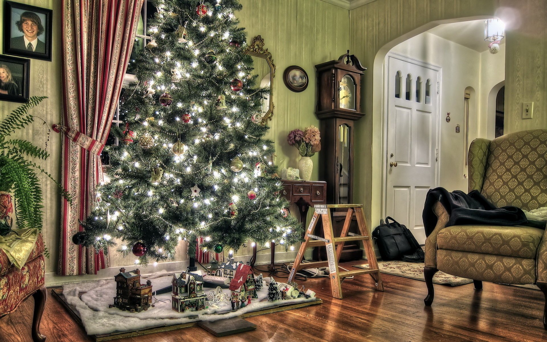 Уютная комната с диваном, ёлкой и рождественские украшениями