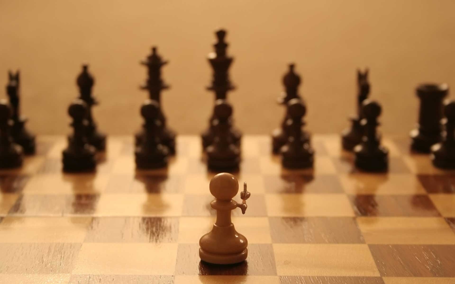 Белая пешка на шахматной доске против фигур черных шахмат