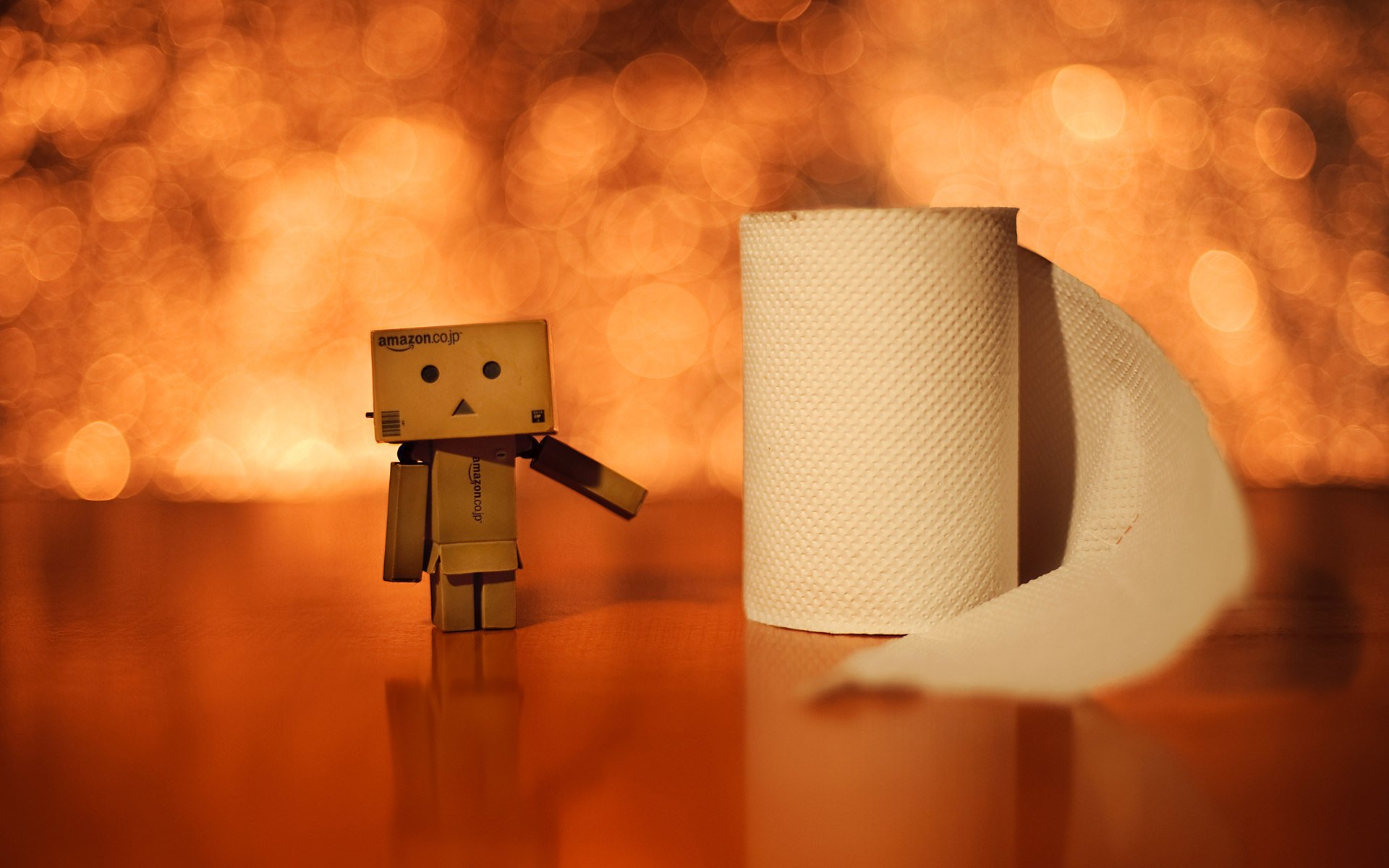 Картонный человечек стоит рядом с рулоном туалетной бумаги