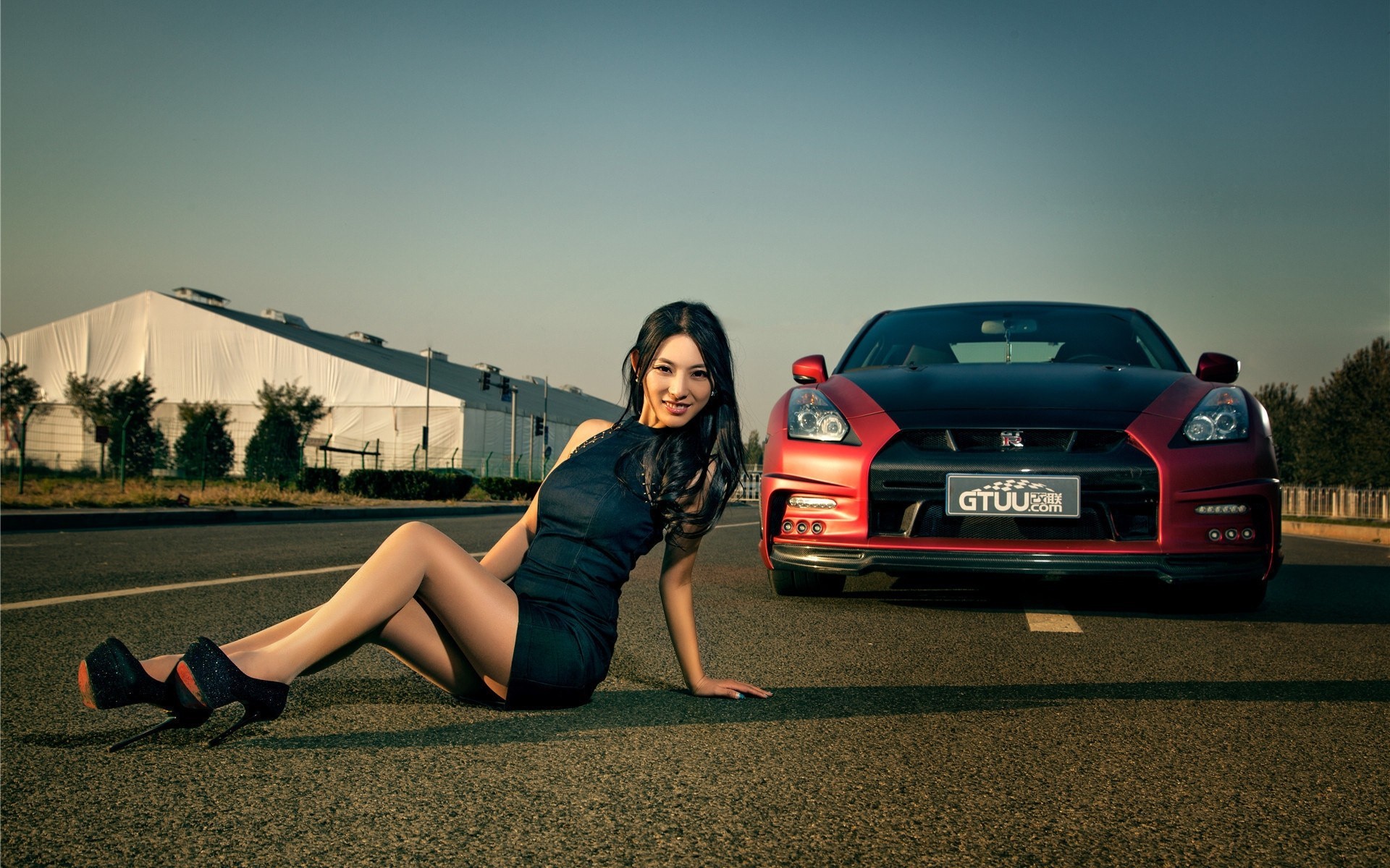 Девушка за рулем Nissan GTR бесплатно