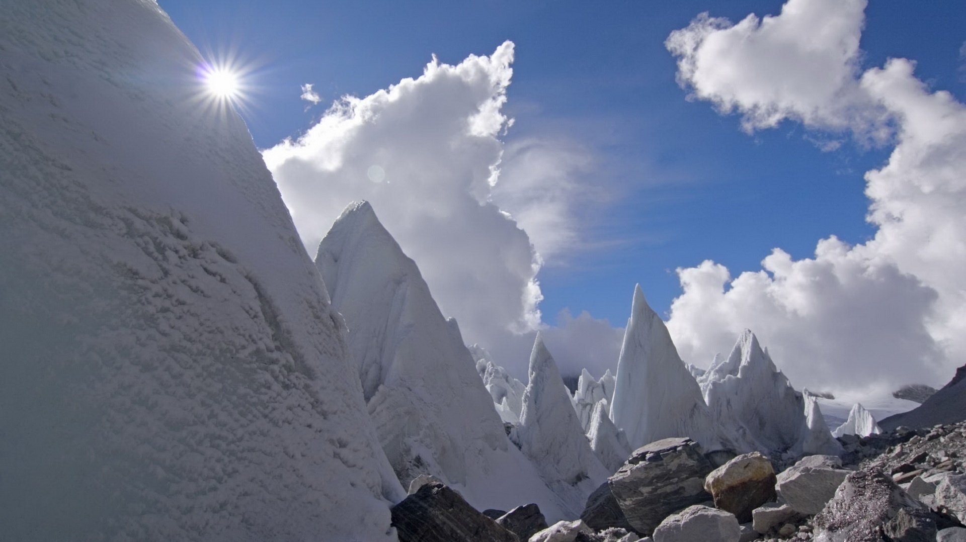 Мороз и солнце и глыбы льда в горах