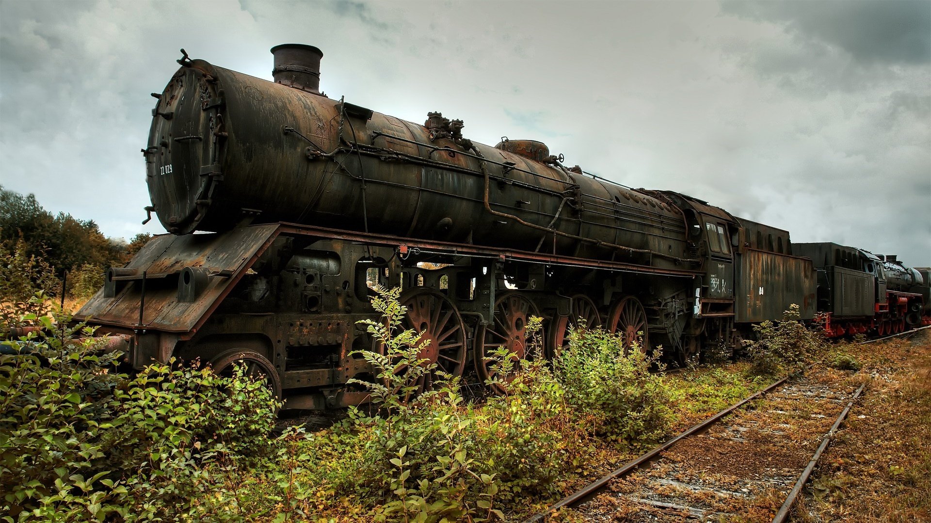 Старый поезд на фоне тёмного неба