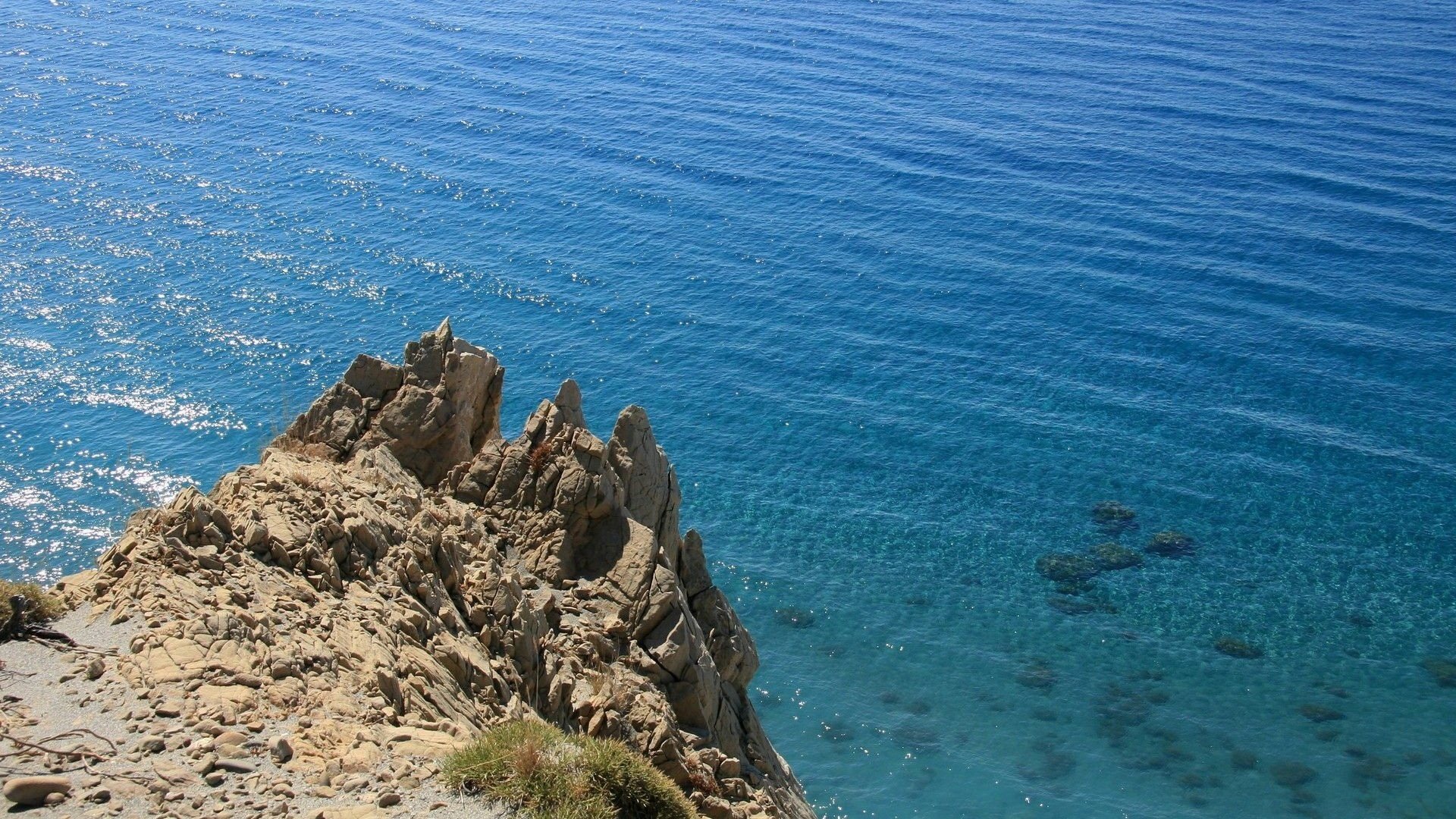 Скала около моря
