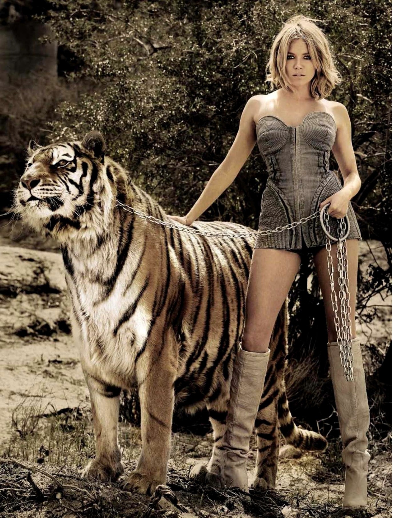Фотосессия Сиенна Миллер с тигром