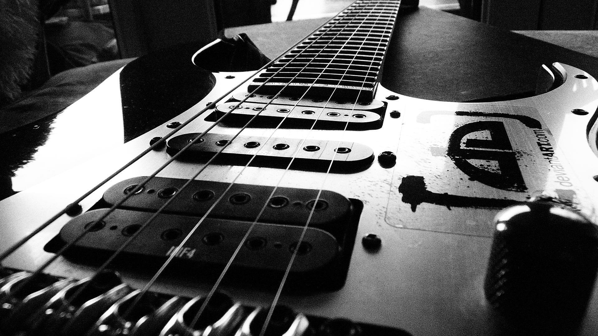 Чёрно-белая фотография музыкальные инструменты электрогитара