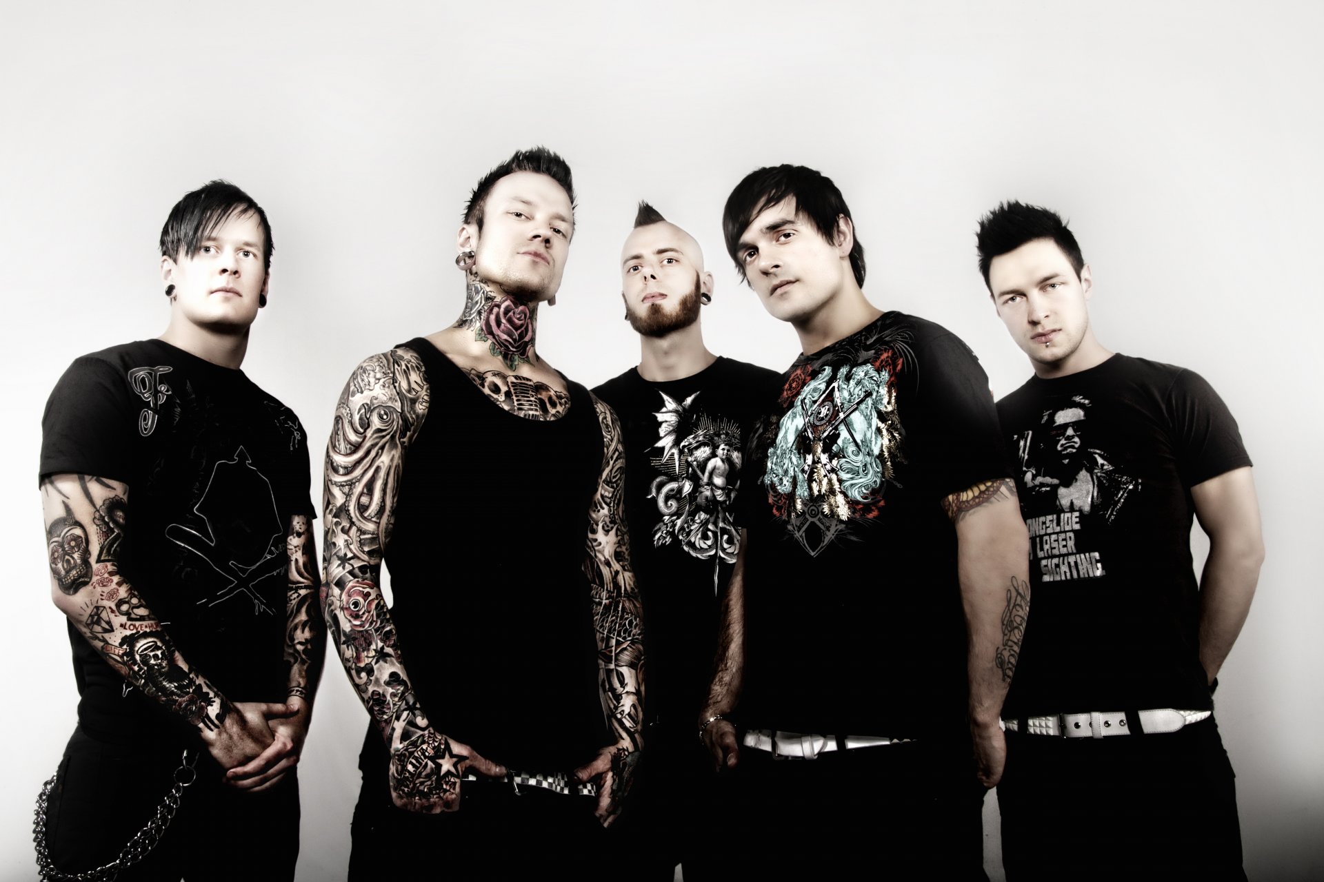 Музыкальная группа из четырёх мужчин с татуировками на руках