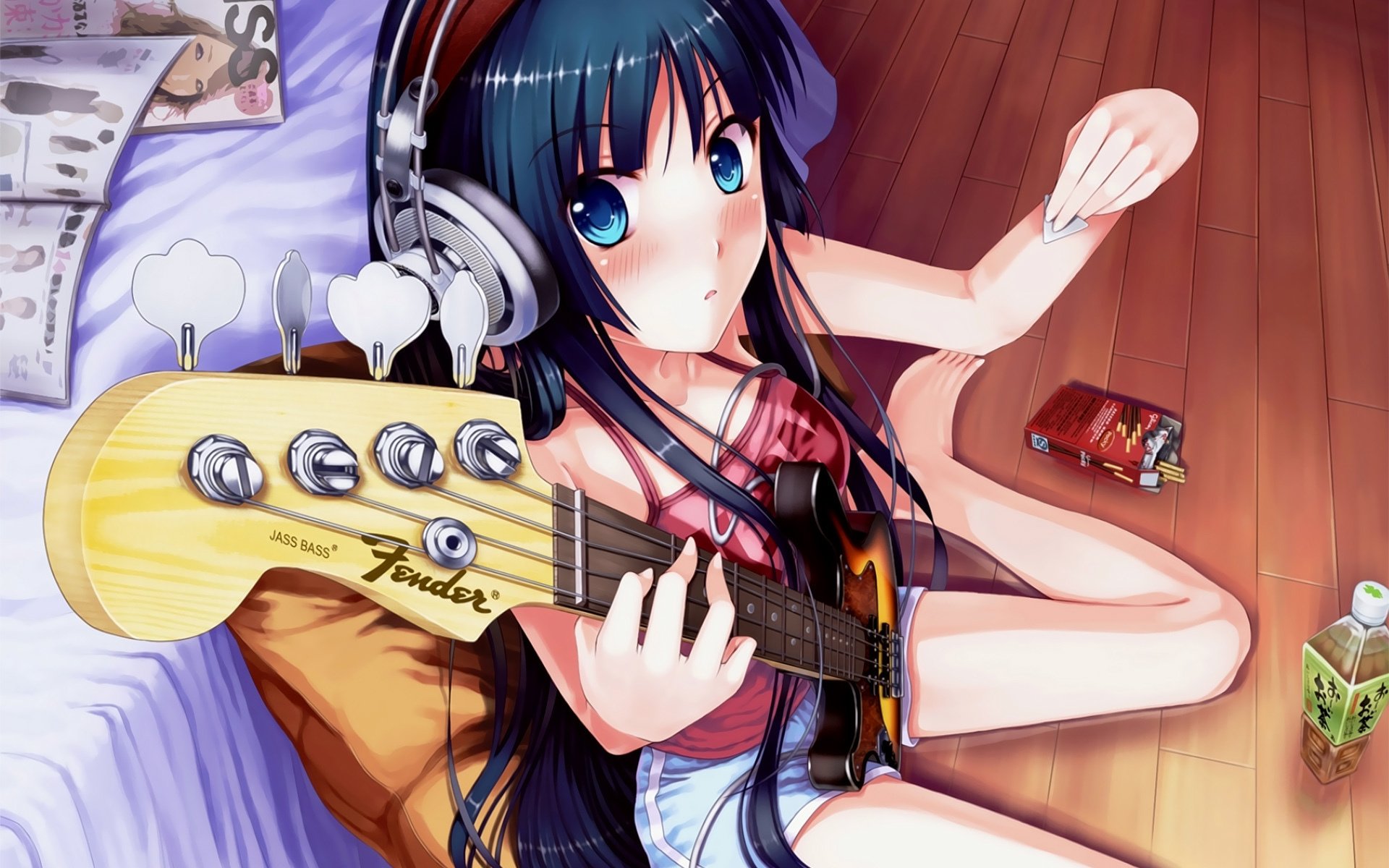 Девушка с большими глазами задумчиво берет аккорд на гитаре