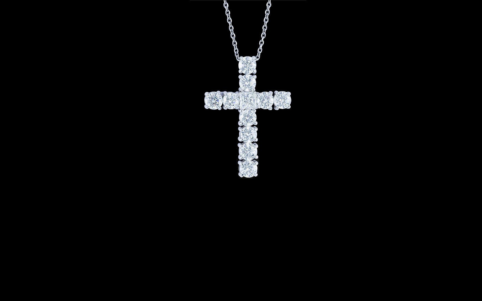 Серебряные цепочка и крест на чёрном фоне