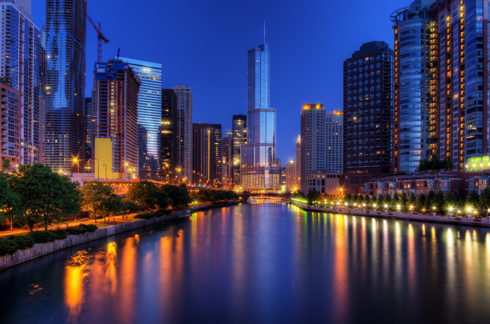 Высотные здания ночного Чикаго Обои на рабочий стол.