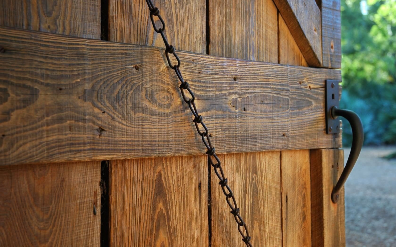 Деревянная дверь металлическая цепь