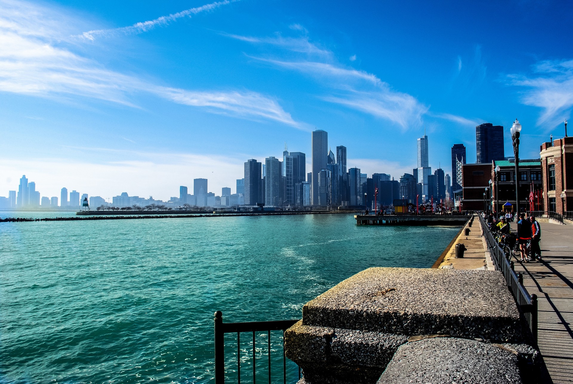 Красивый город Чикаго на реке Обои на рабочий стол.