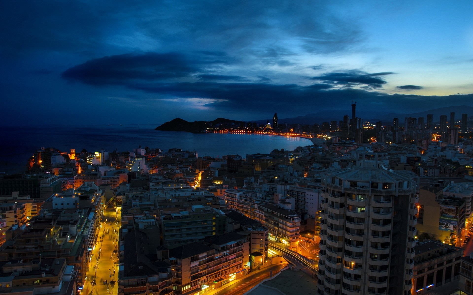 Насколько вечером. Ночная Барселона, Испания. Ночная Барселона город в Испании. Бенидорм ночью. Валенсия Испания ночью.