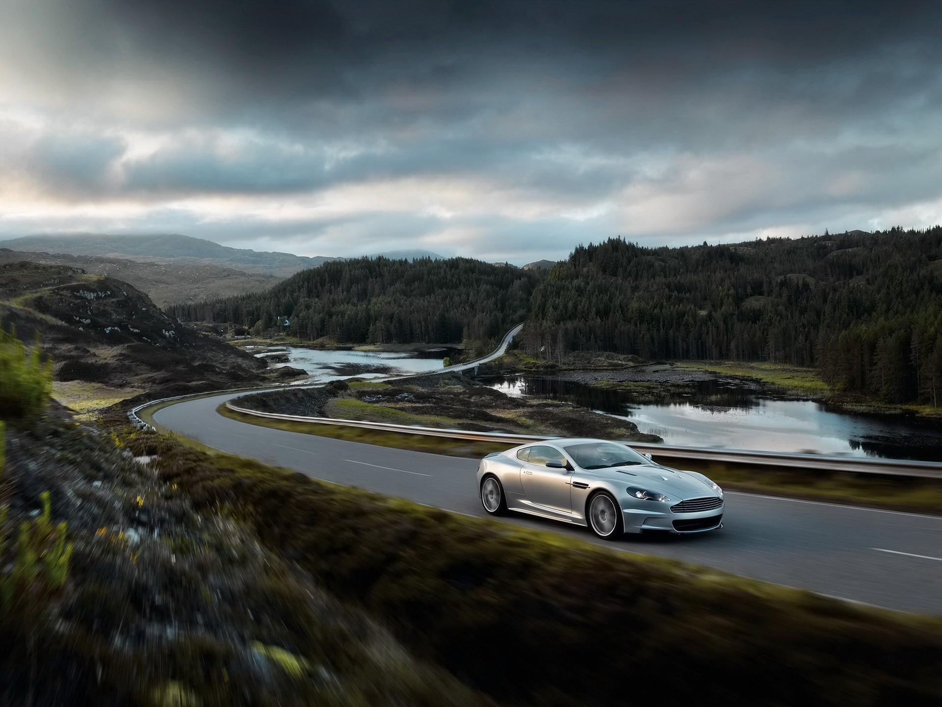 Aston Martin на берегу озера без смс
