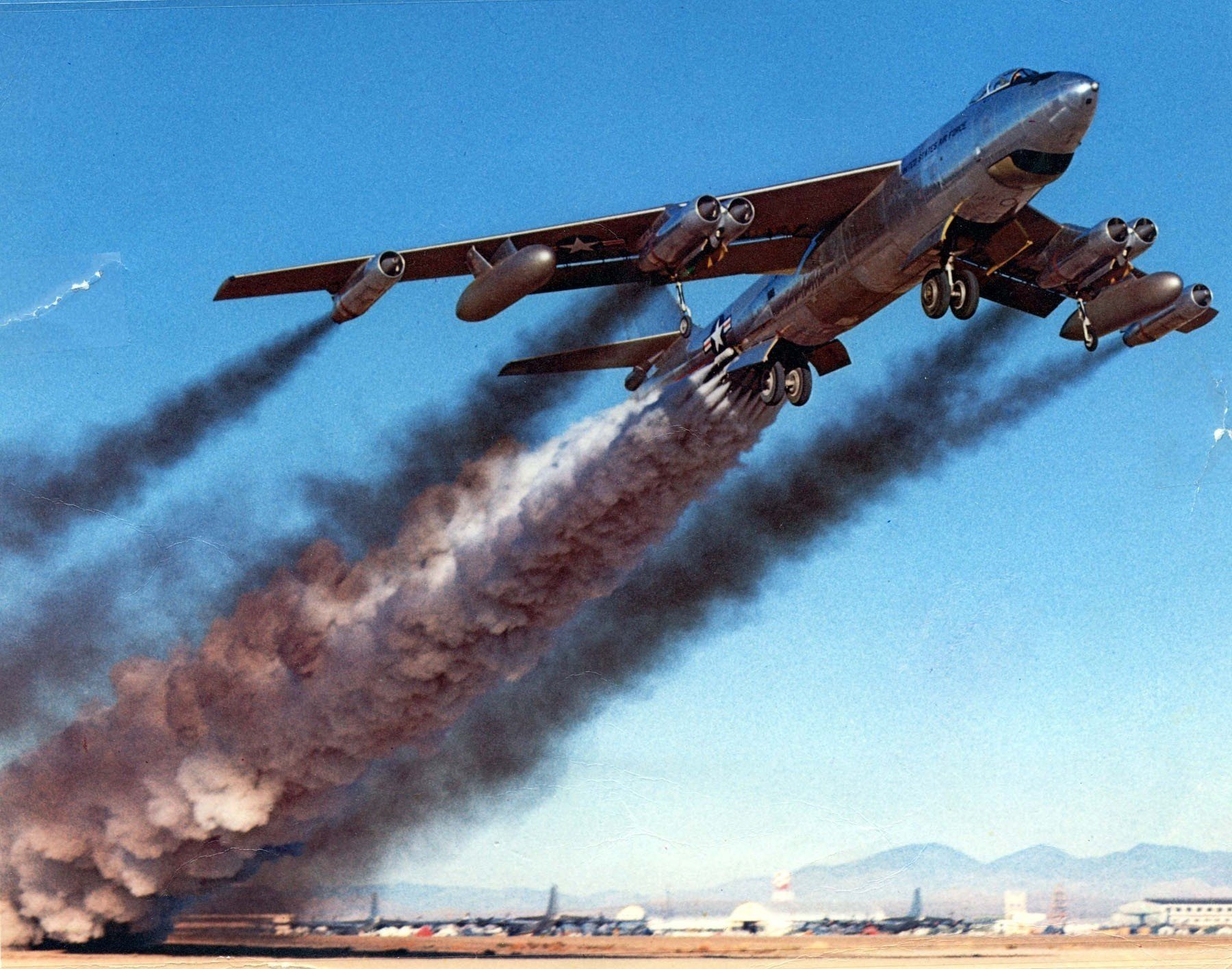 Военный самолёт оставляющий дымовой хвост