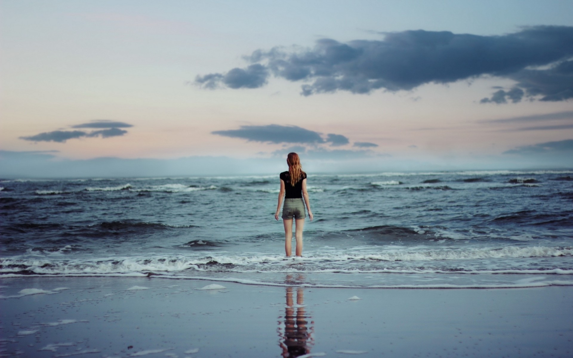 Фото девушек сзади на фоне моря