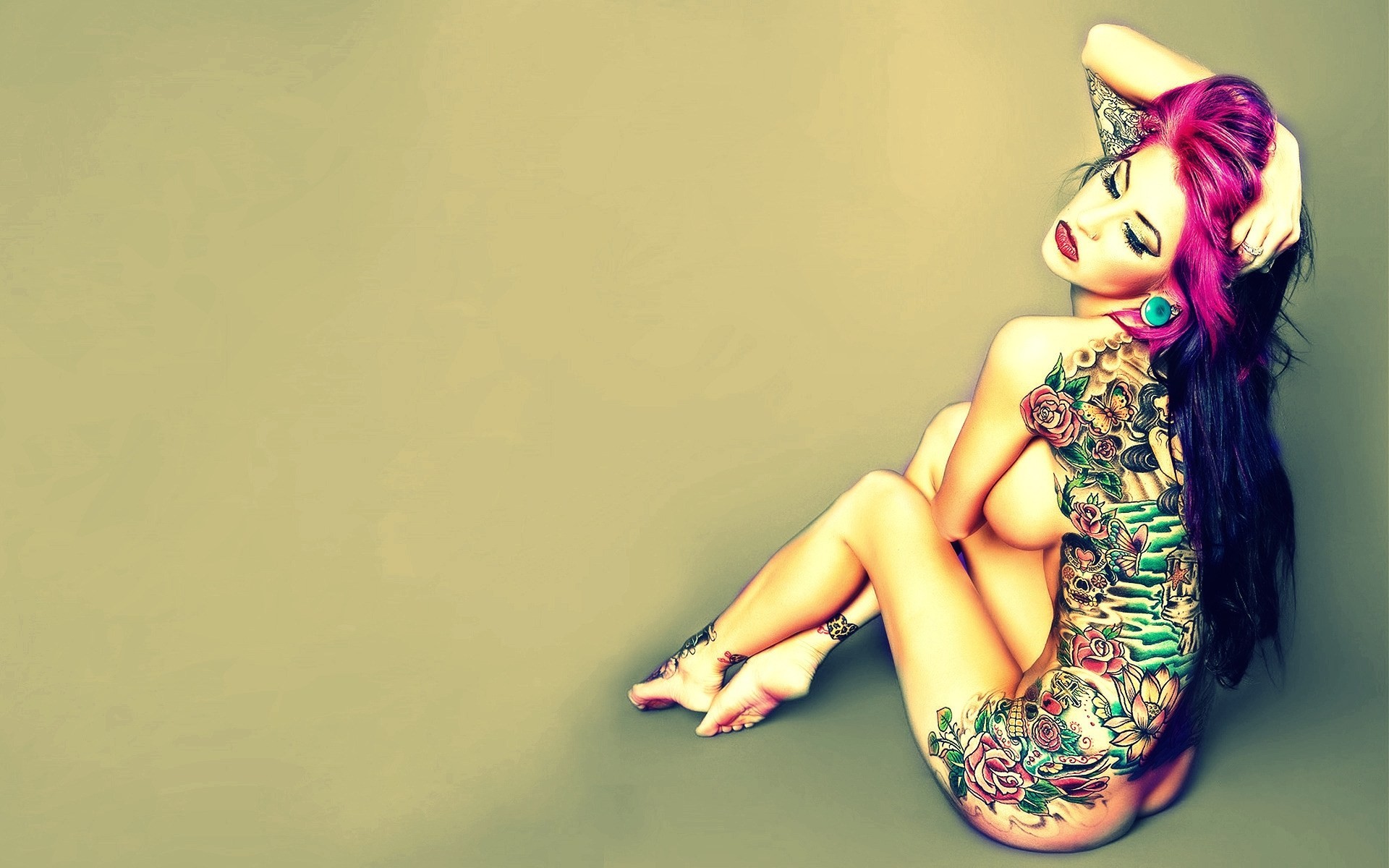 Обнаженная девушка с красивой татуировкой Обои на рабочий стол.