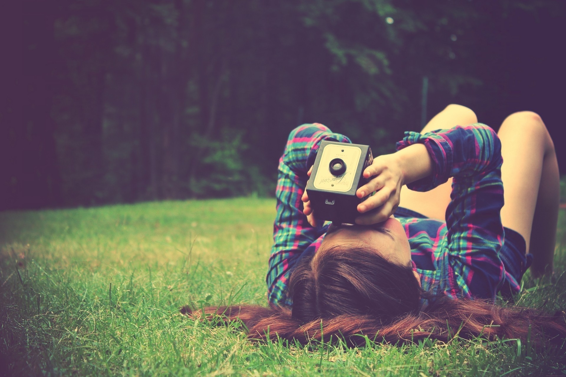 лежит фотографирует камера девушка трава мчс