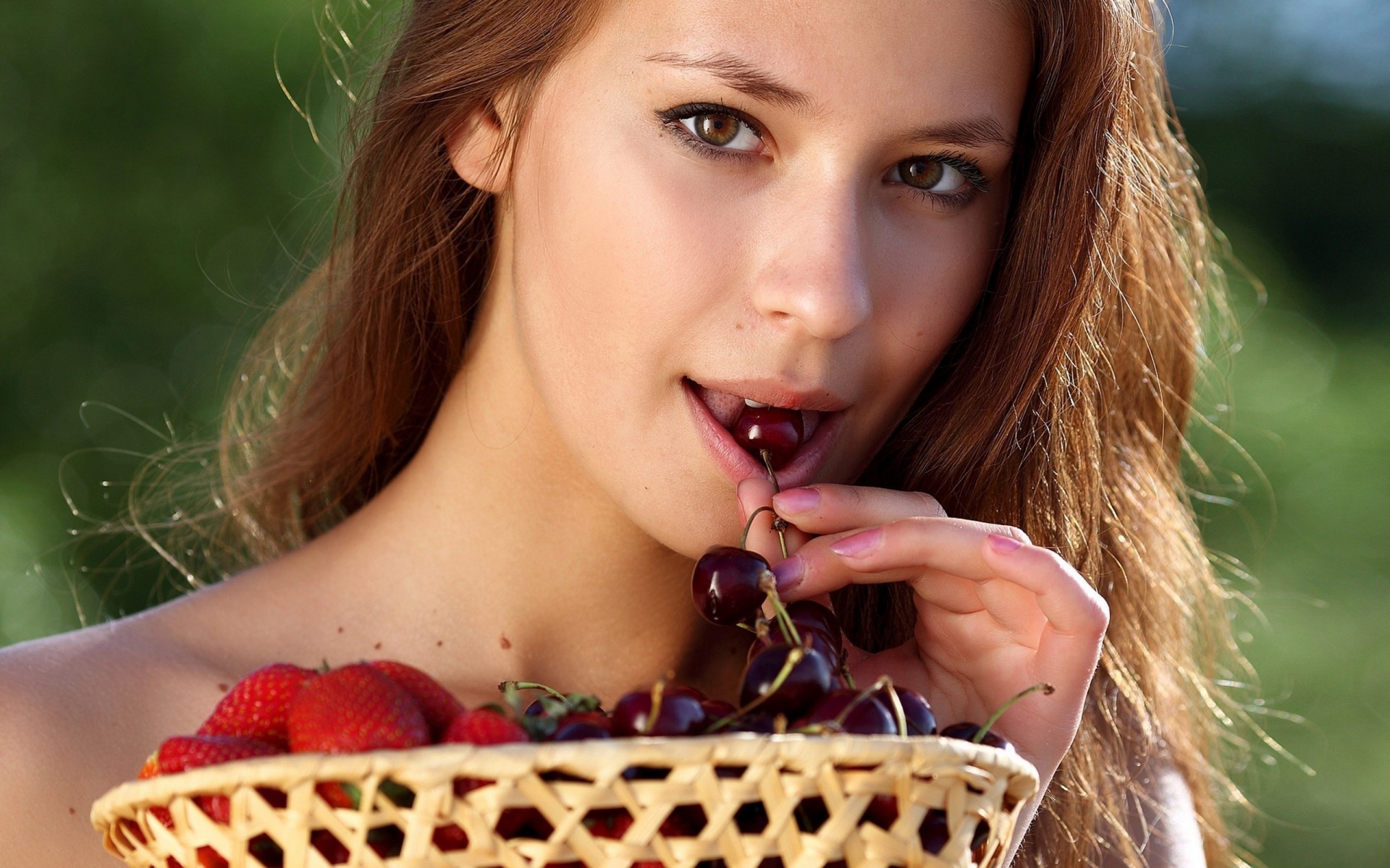 Картинки девушка с ягодами