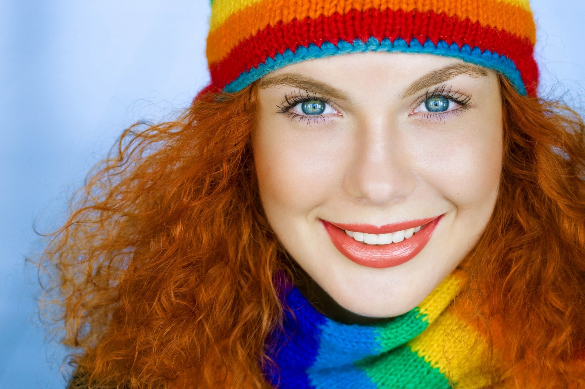девушка голубые глаза шарф красные волосы шапка