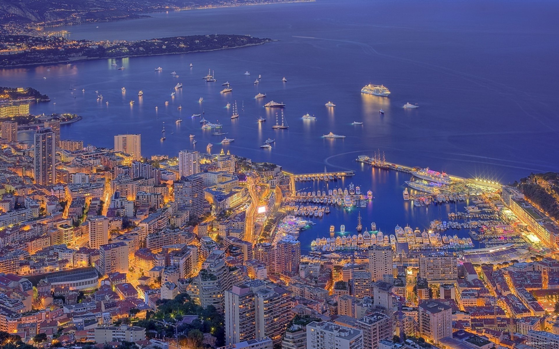 Город Монако побережье с высотки