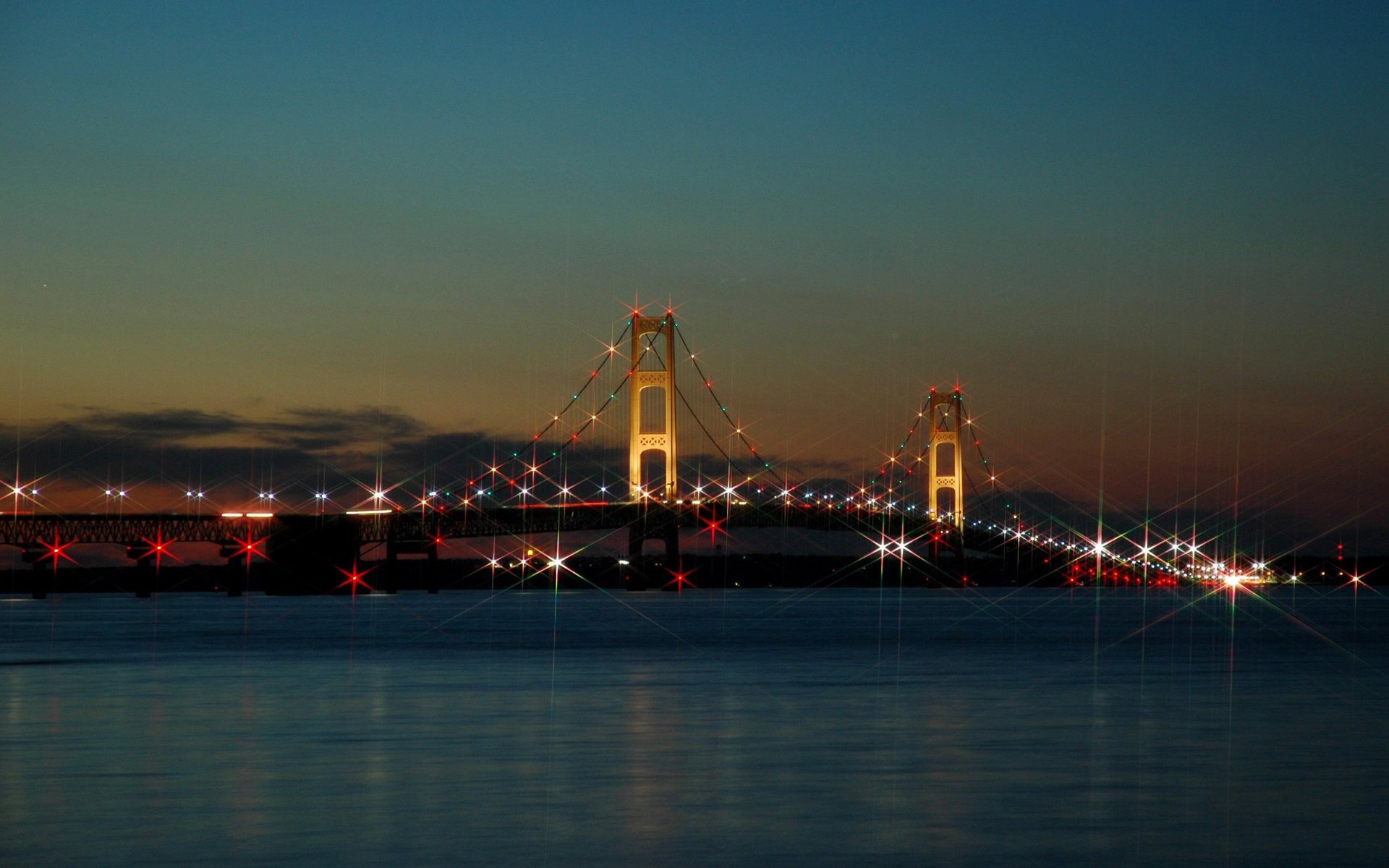 Город с мостом при закате р