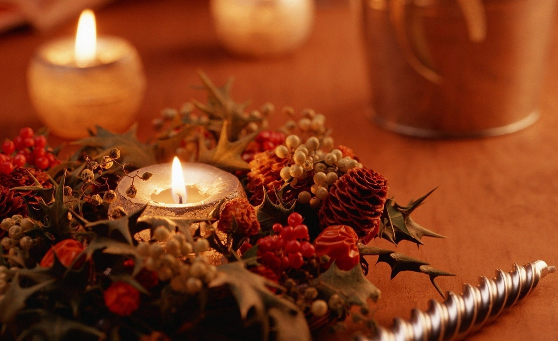 Тёплые свечи на Рождество на столе