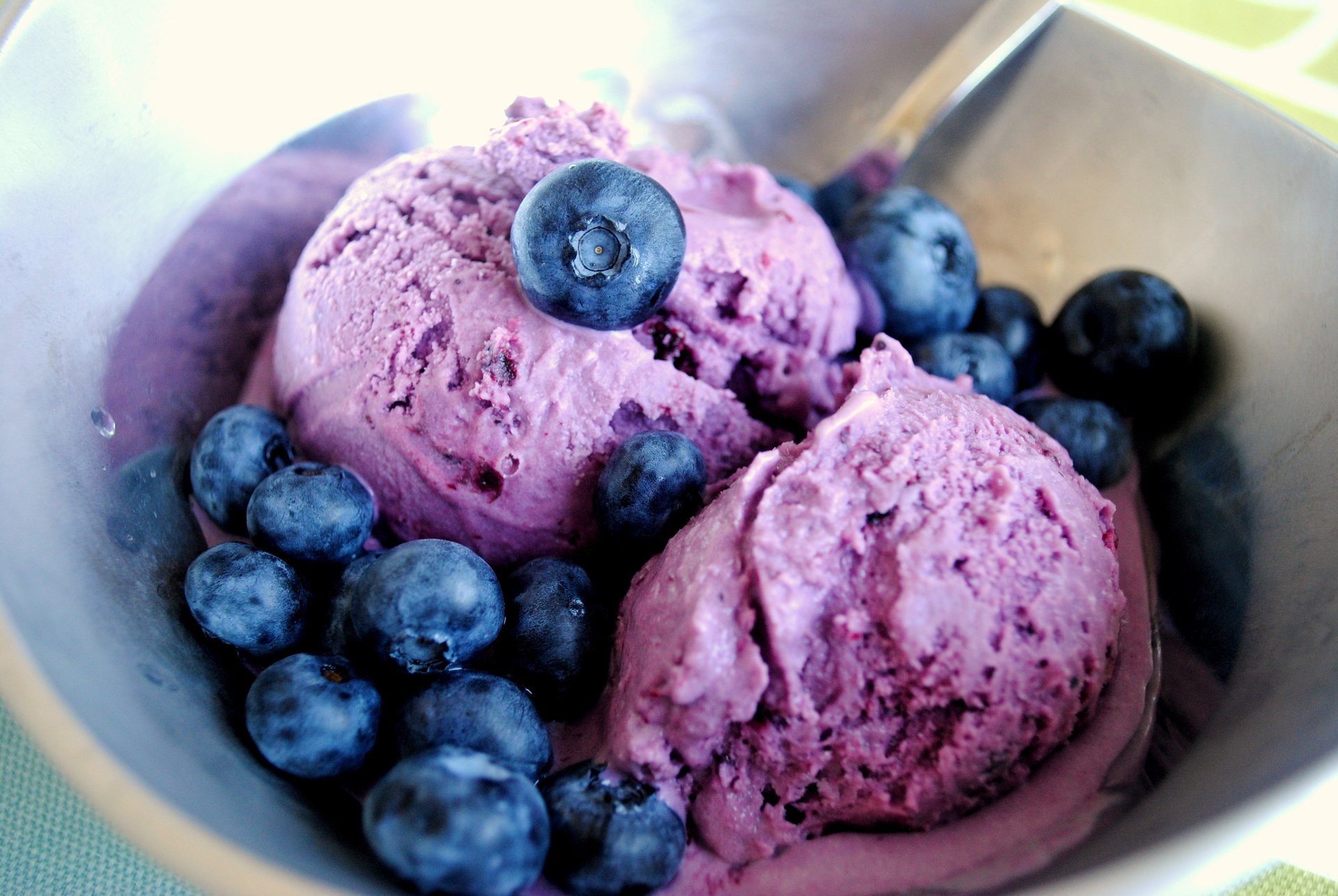 Ягодное мороженое фиолетового оттенка посыпанное черникой